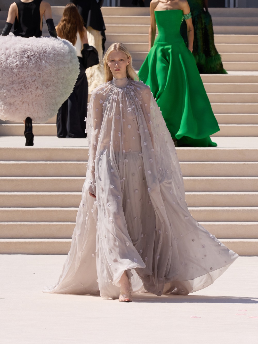 Balenciaga vuelve a su costura clásica, pero con un twist