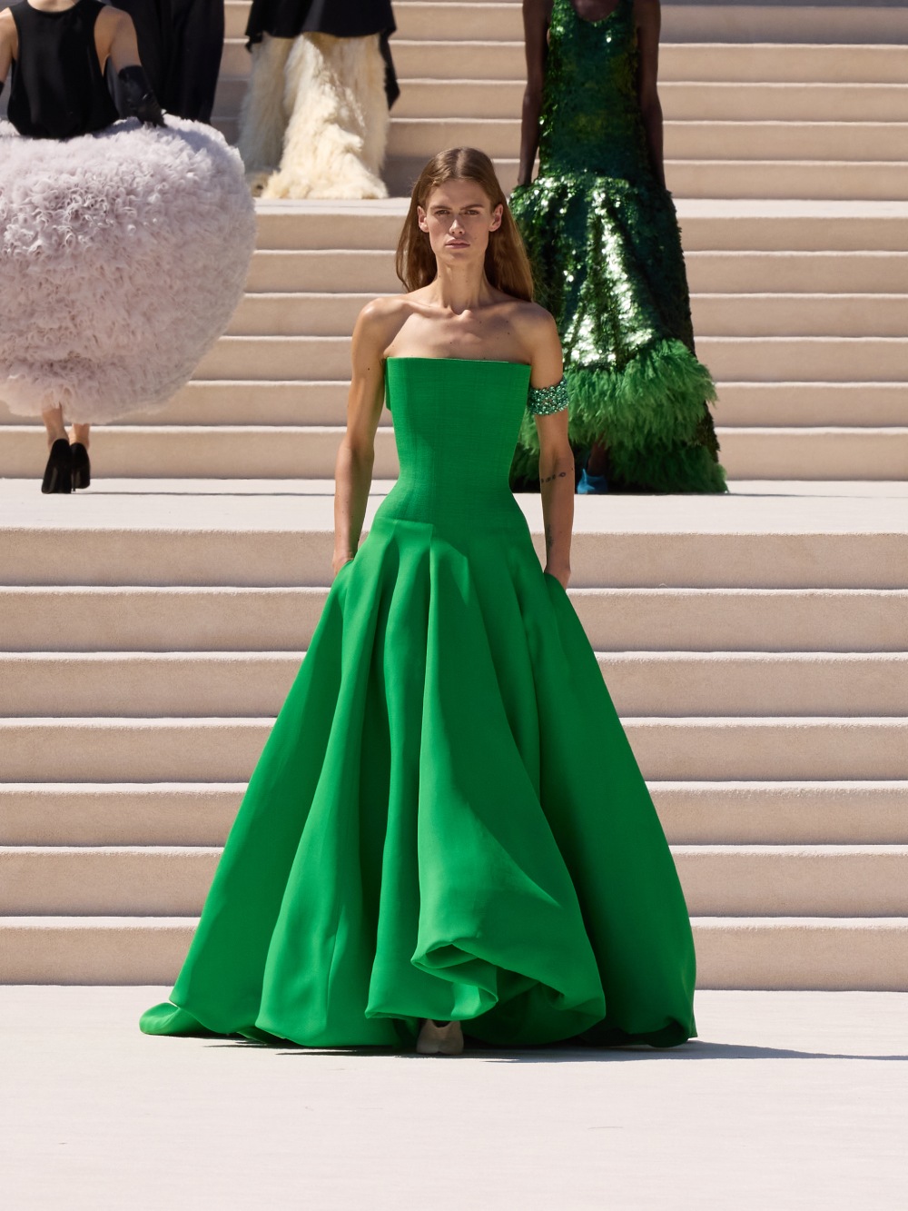 Balenciaga vuelve a su costura clásica, pero con un twist
