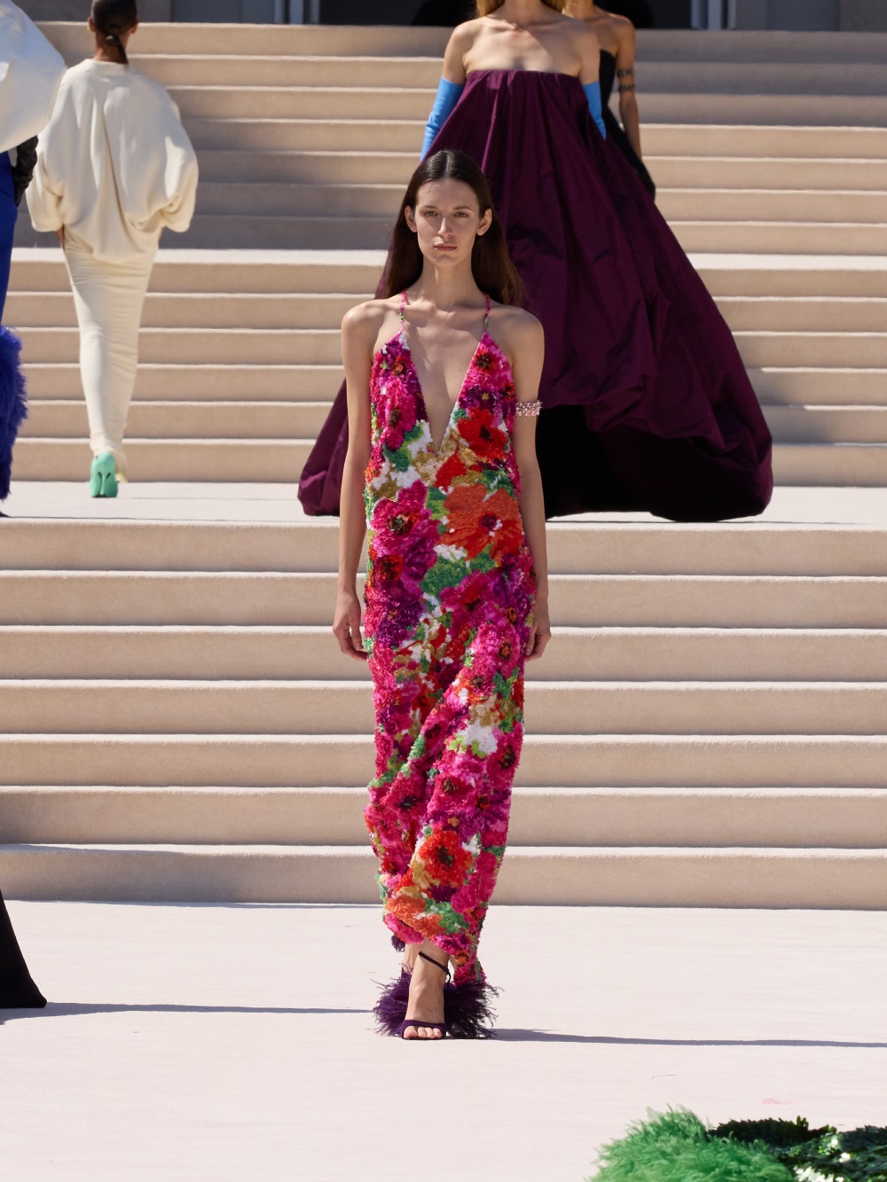 Balenciaga vuelve a su costura clásica, pero con un twist