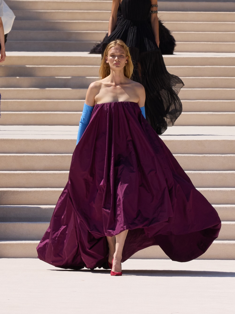 Balenciaga vuelve a su costura clásica, pero con un twist