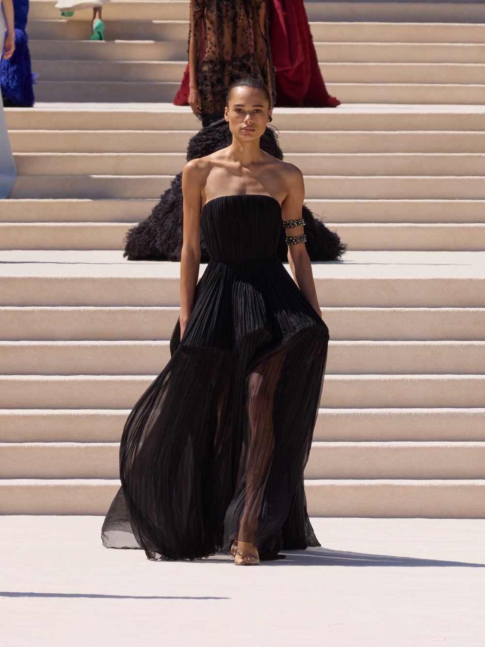 Balenciaga vuelve a su costura clásica, pero con un twist