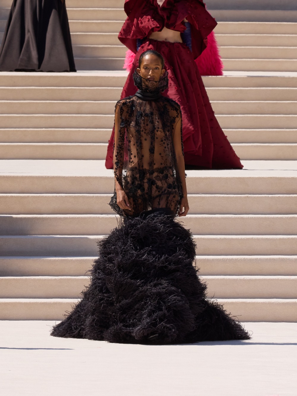 Balenciaga vuelve a su costura clásica, pero con un twist