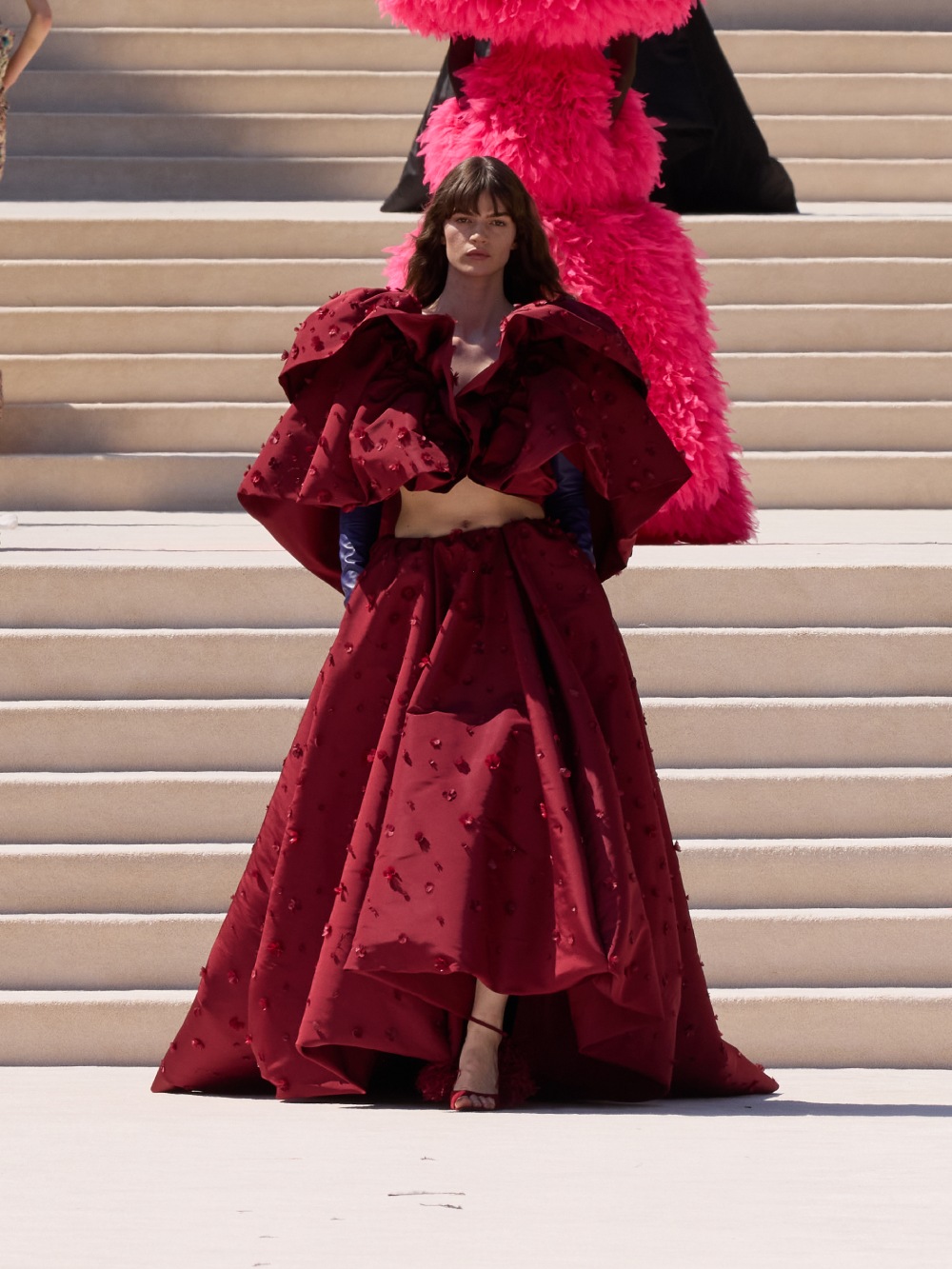 Balenciaga vuelve a su costura clásica, pero con un twist