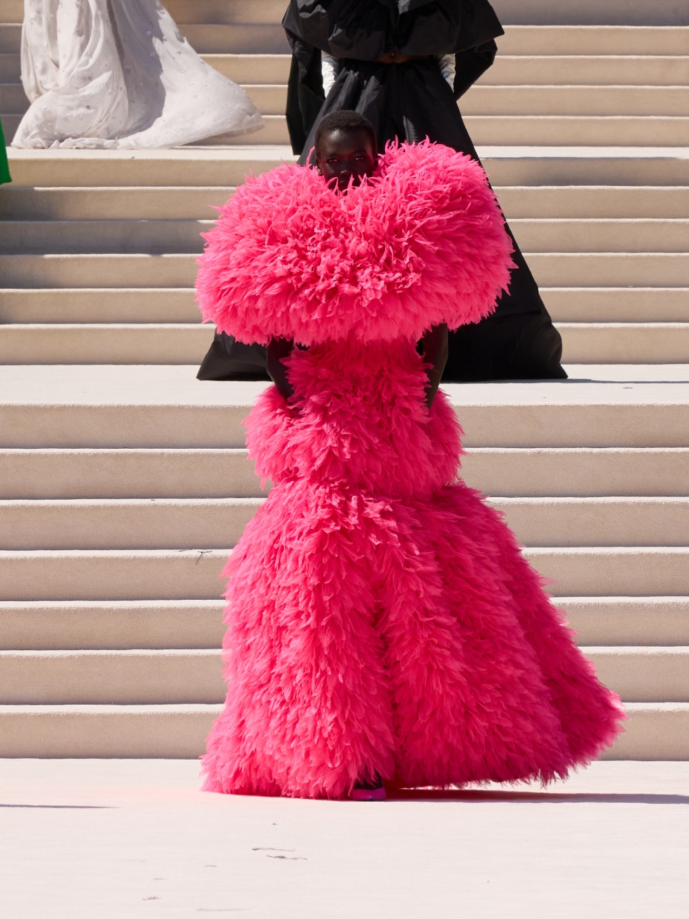Balenciaga vuelve a su costura clásica, pero con un twist
