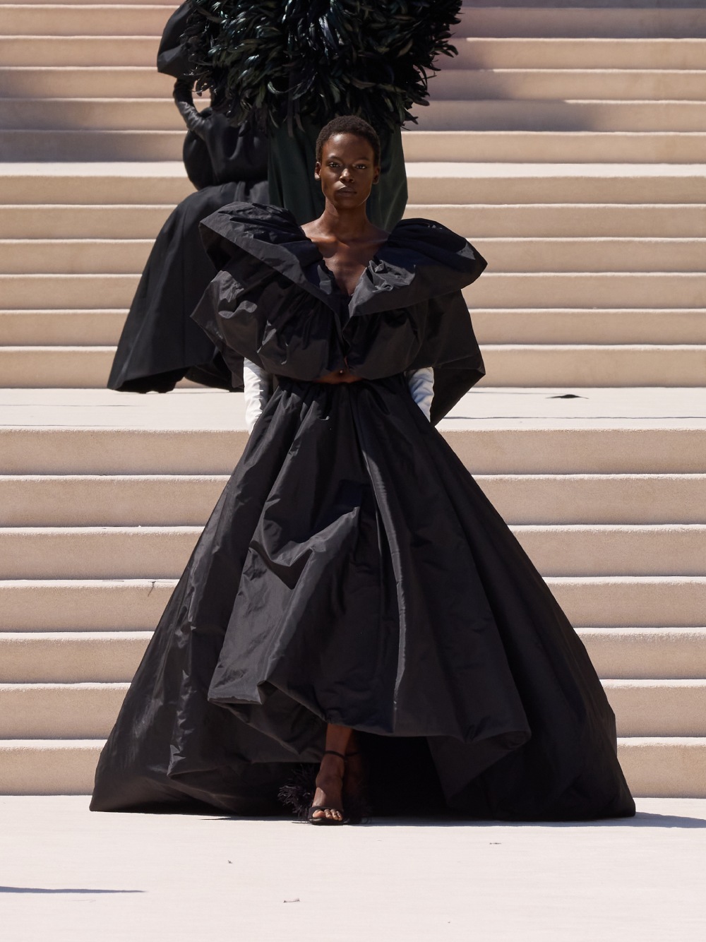 Balenciaga vuelve a su costura clásica, pero con un twist