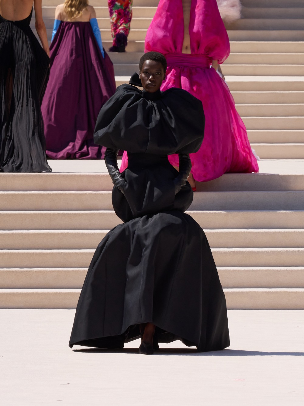 Balenciaga vuelve a su costura clásica, pero con un twist