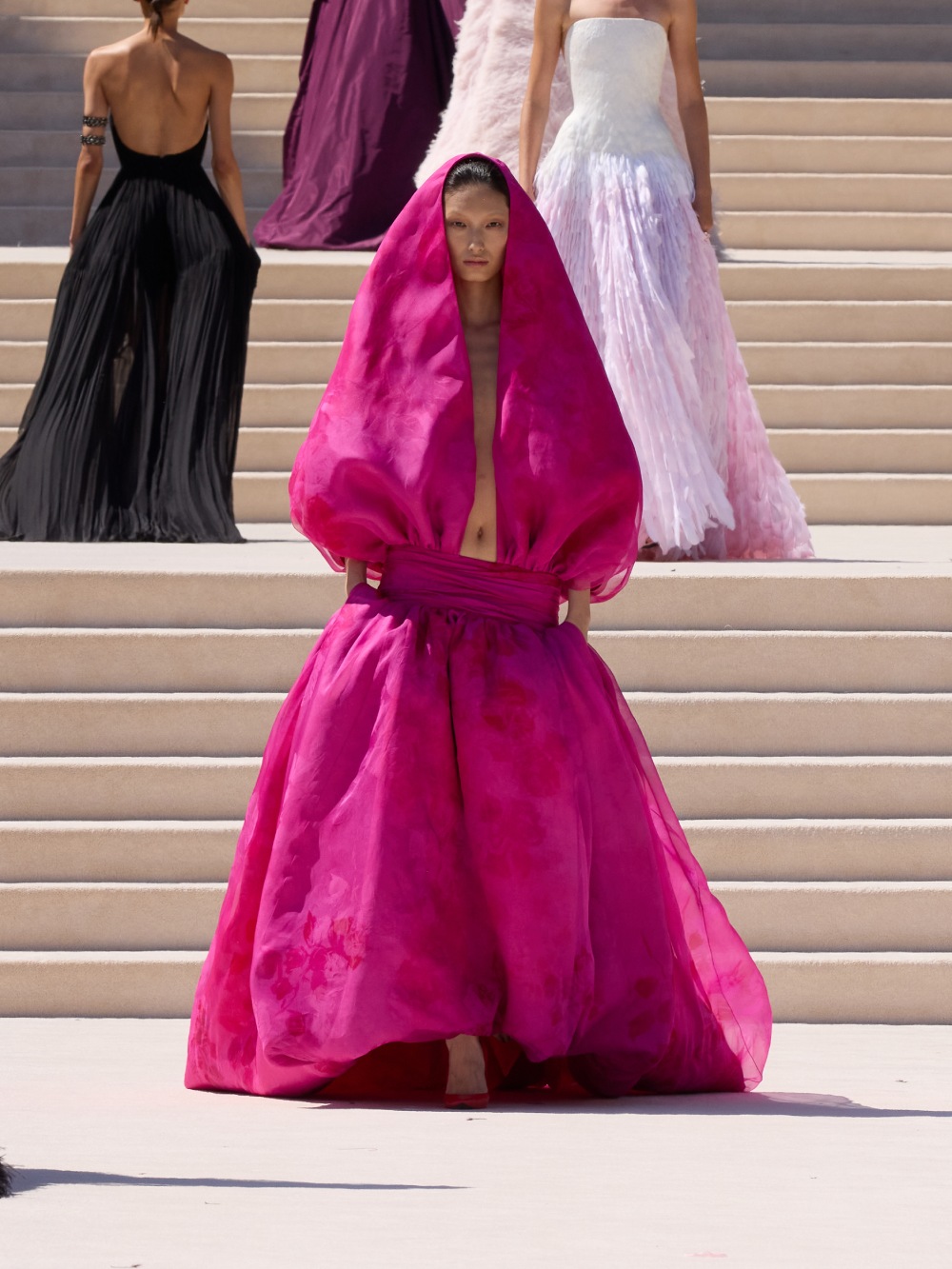 Balenciaga vuelve a su costura clásica, pero con un twist