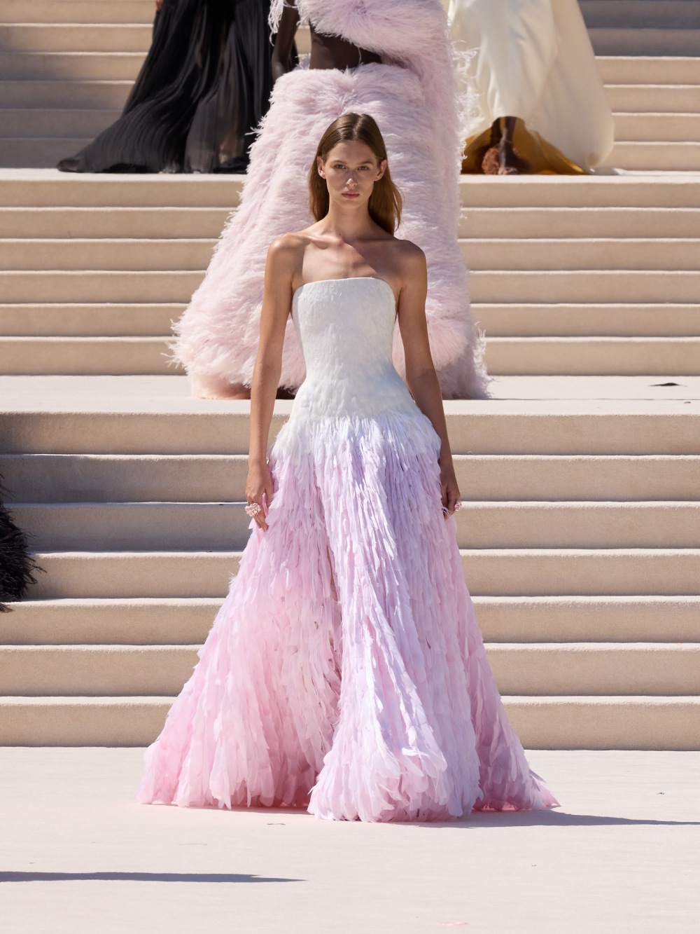 Balenciaga vuelve a su costura clásica, pero con un twist