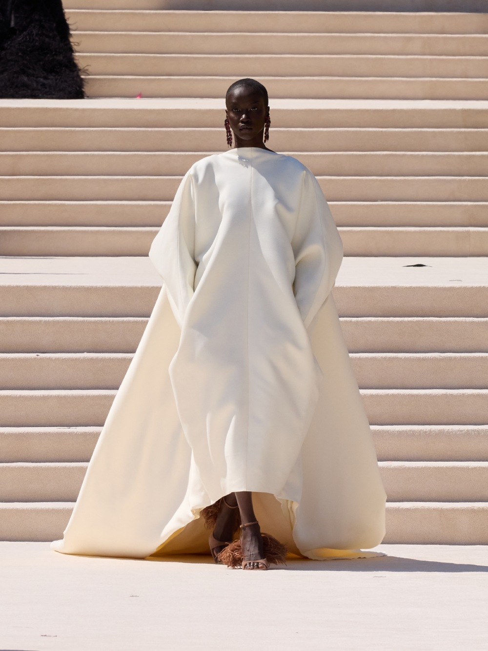 Balenciaga vuelve a su costura clásica, pero con un twist
