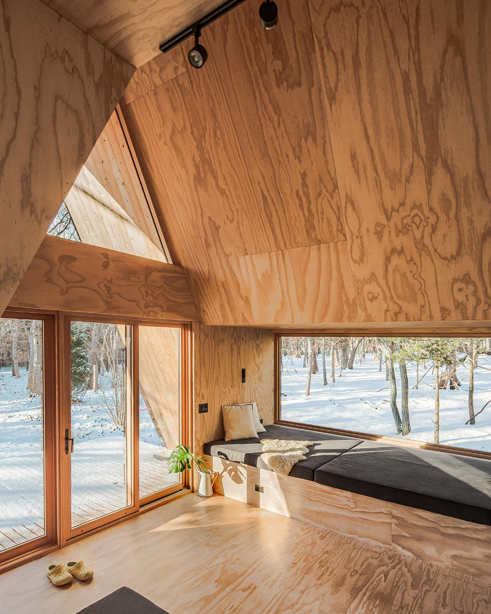 La cabaña de madera de BE_Design para retiros de bienestar