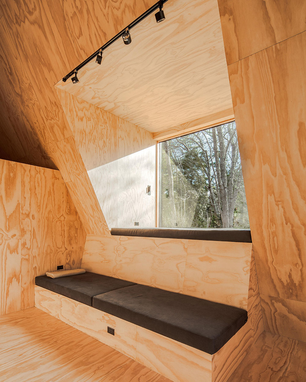 La cabaña de madera de BE_Design para retiros de bienestar