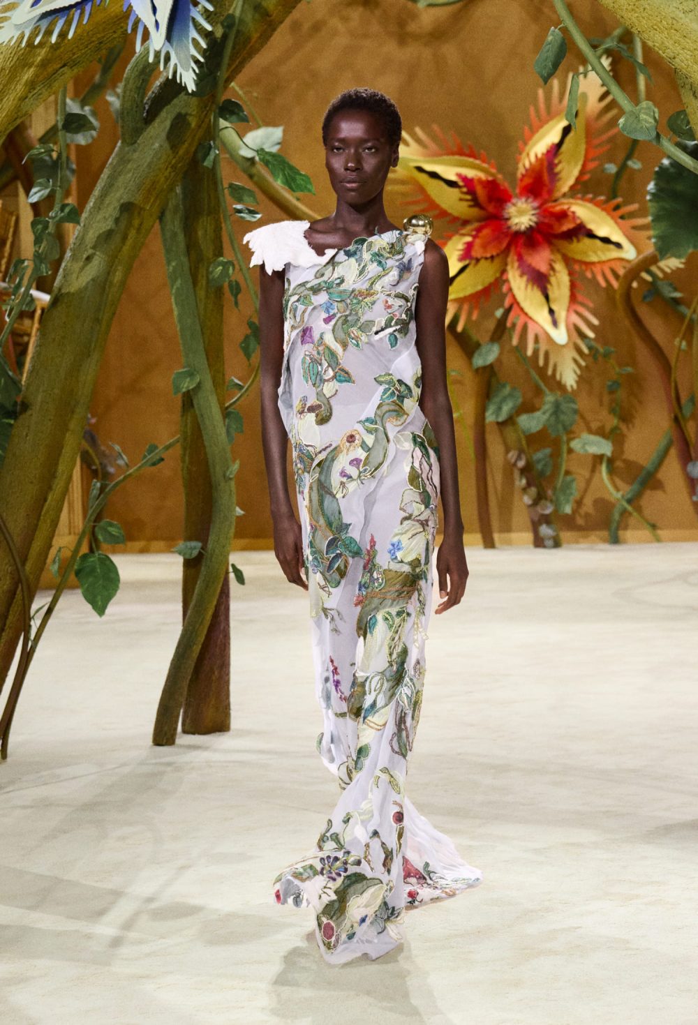 Matthieu Blazy juega con fantasía para Chanel Alta Costura