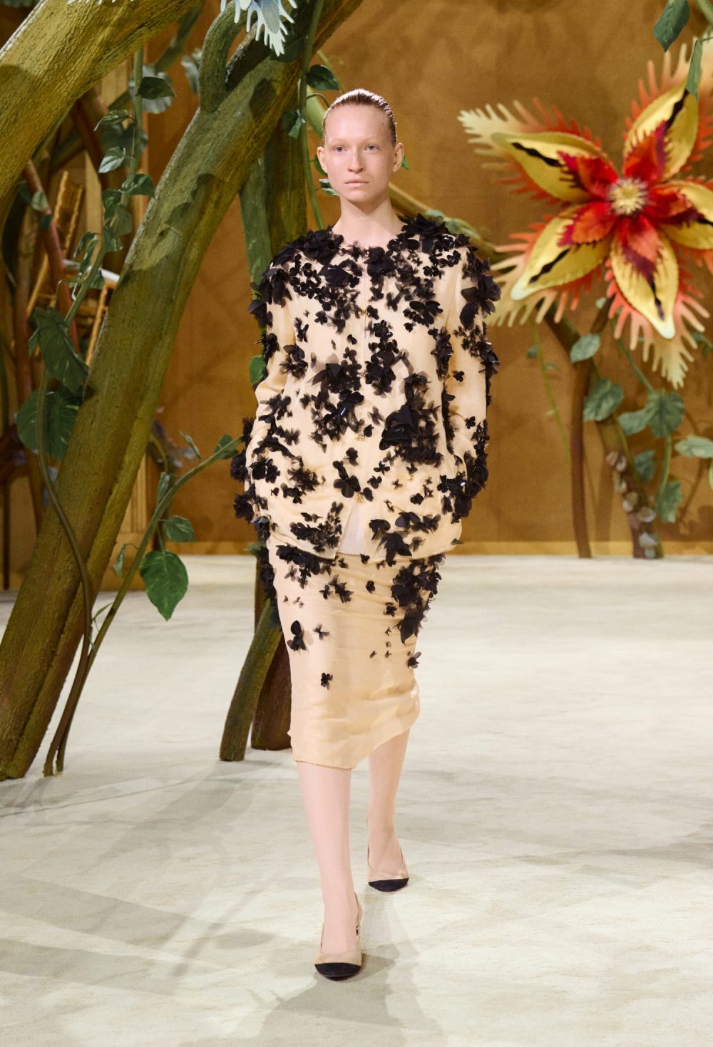 Matthieu Blazy juega con fantasía para Chanel Alta Costura