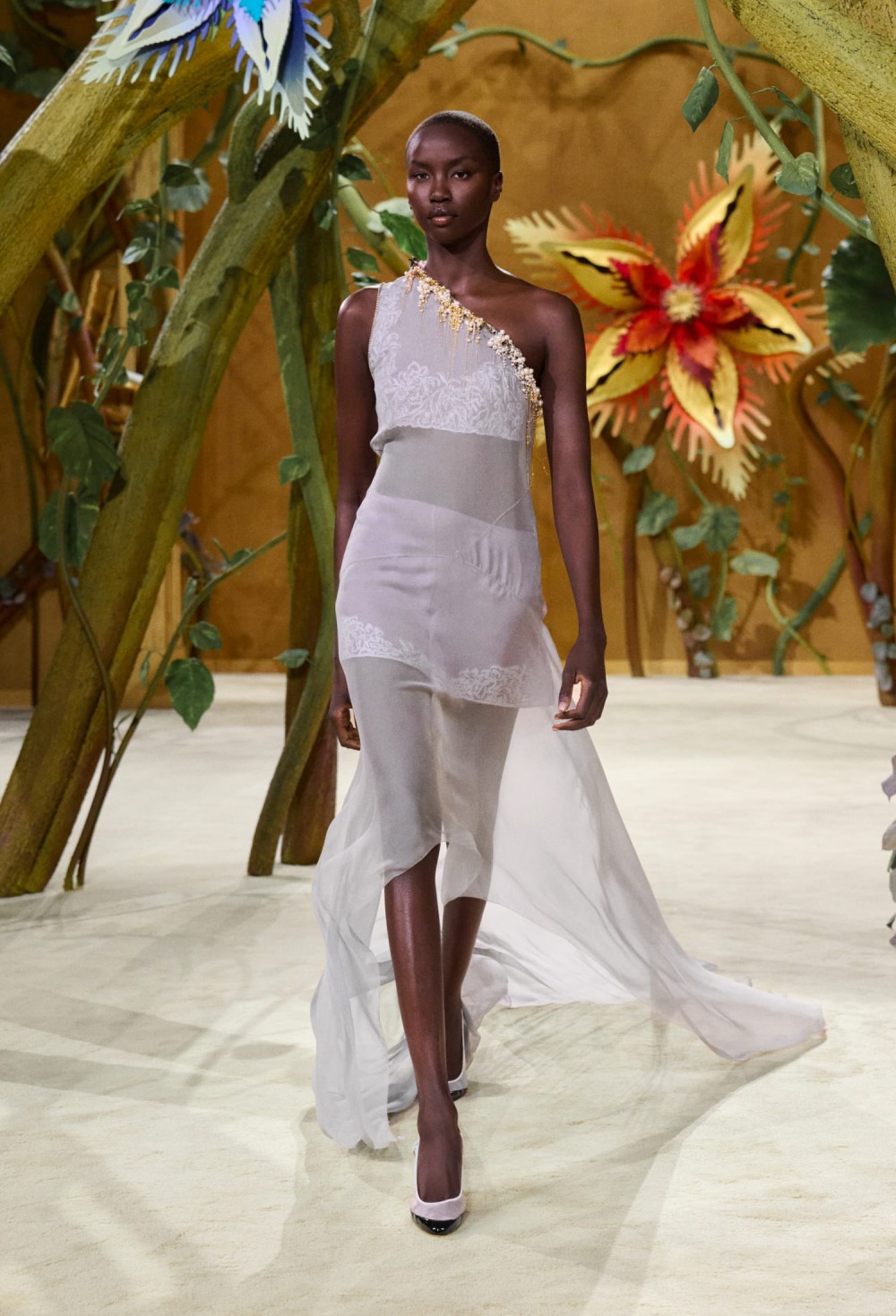 Matthieu Blazy juega con fantasía para Chanel Alta Costura
