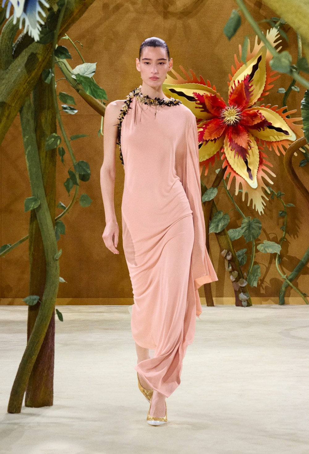 Matthieu Blazy juega con fantasía para Chanel Alta Costura