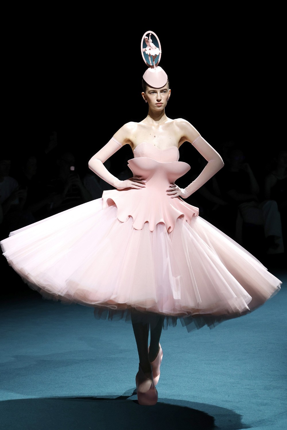 Robert Wun FW26: transforma la infancia en alta costura