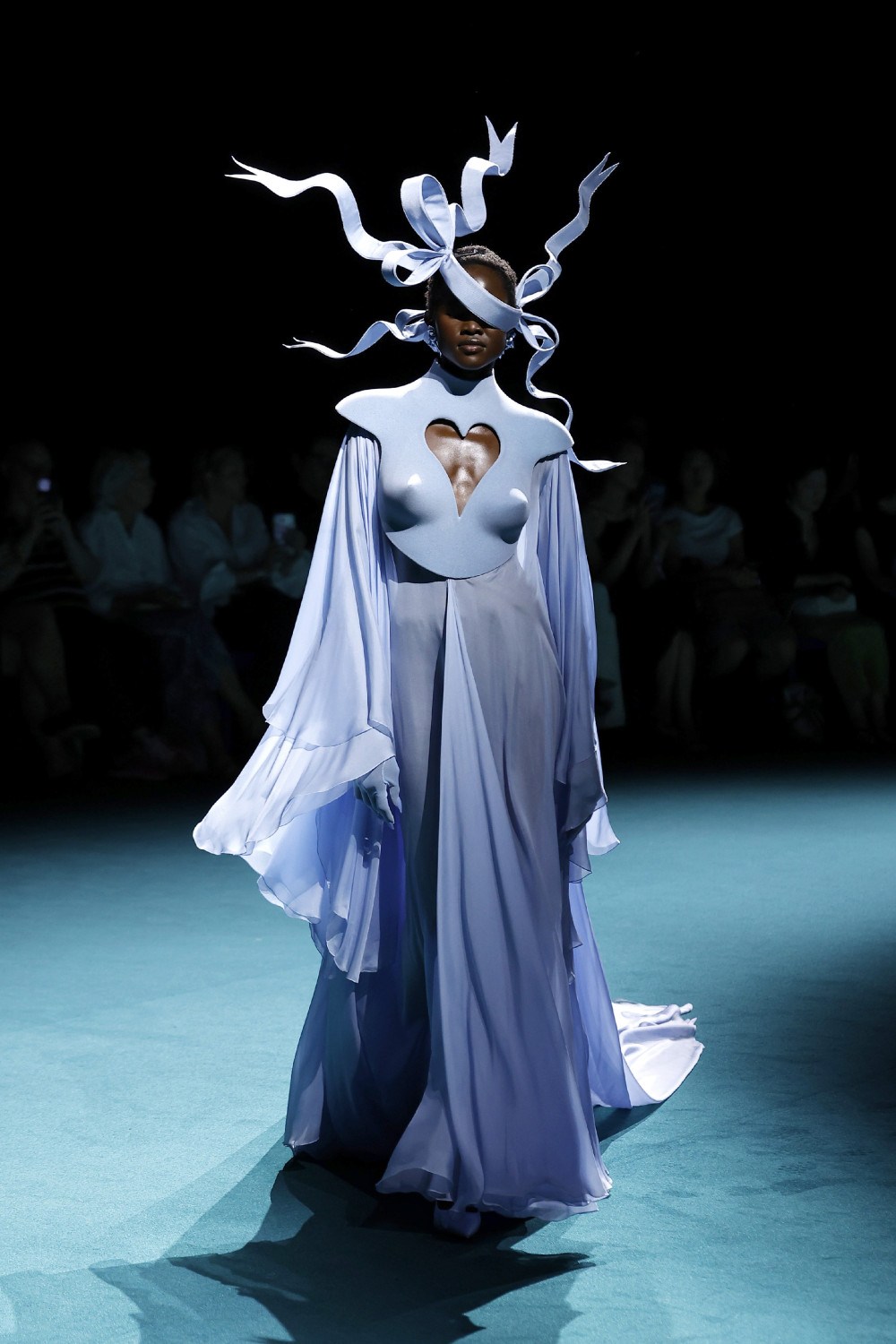 Robert Wun FW26: transforma la infancia en alta costura