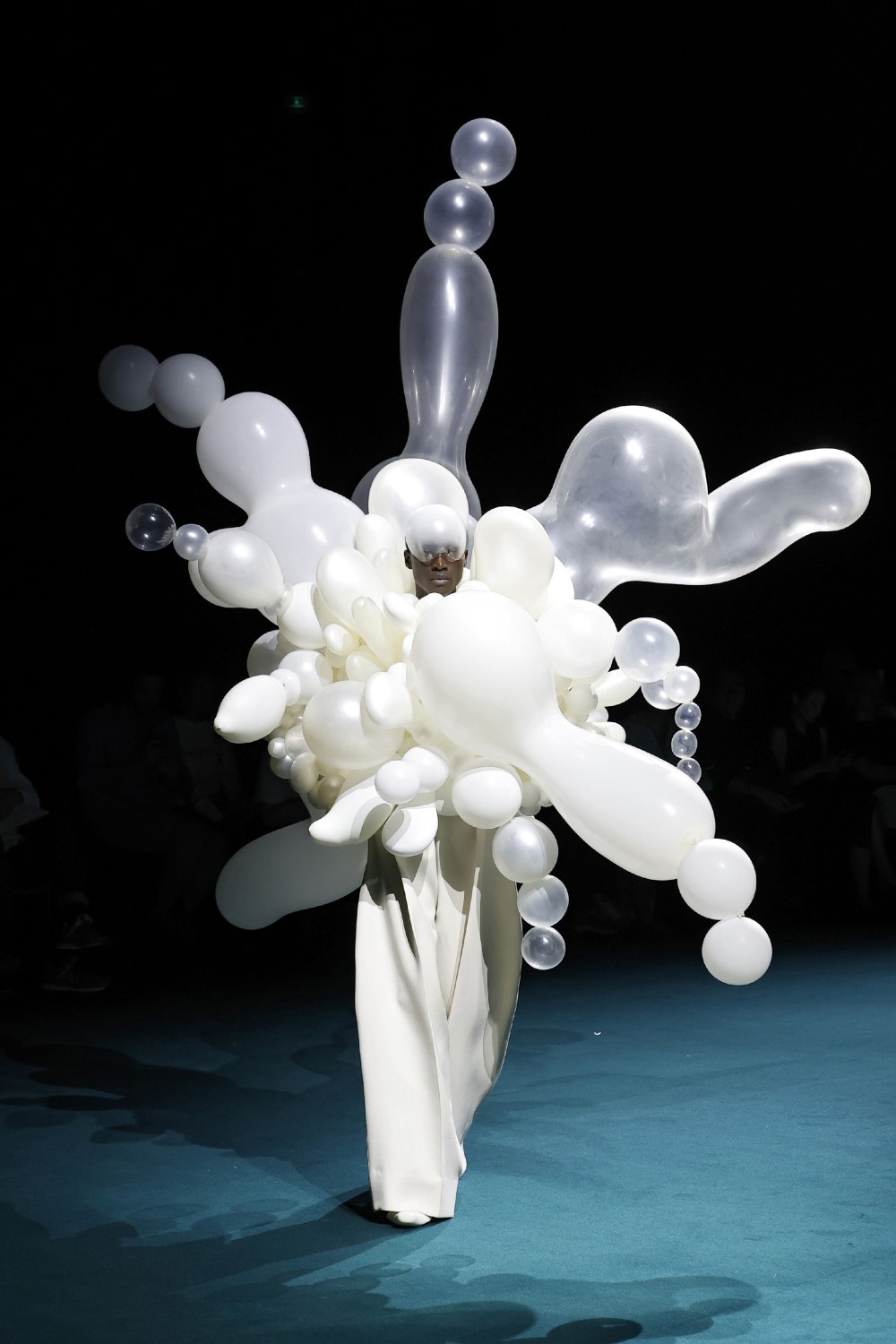 Robert Wun FW26: transforma la infancia en alta costura