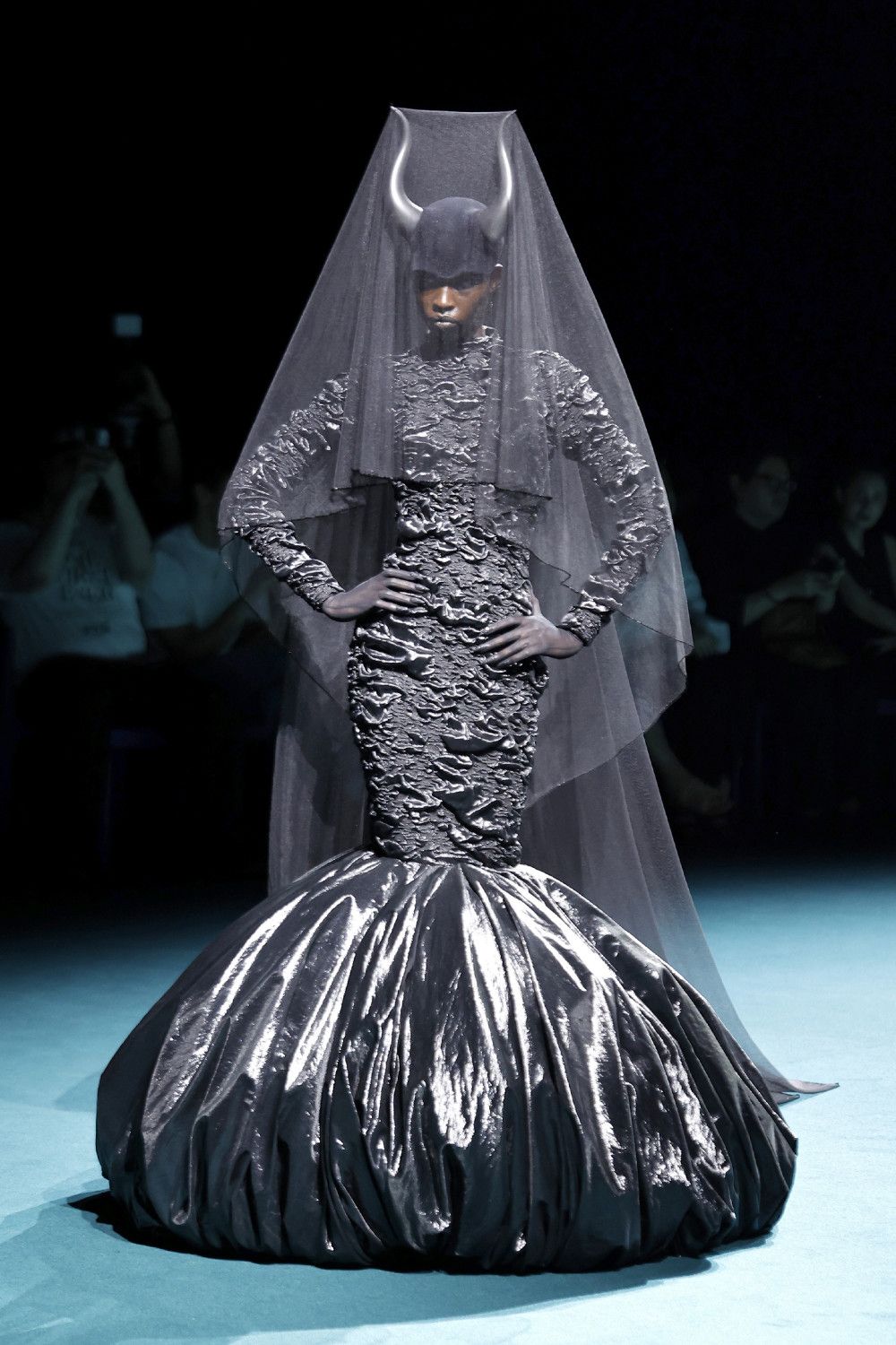 Robert Wun FW26: transforma la infancia en alta costura