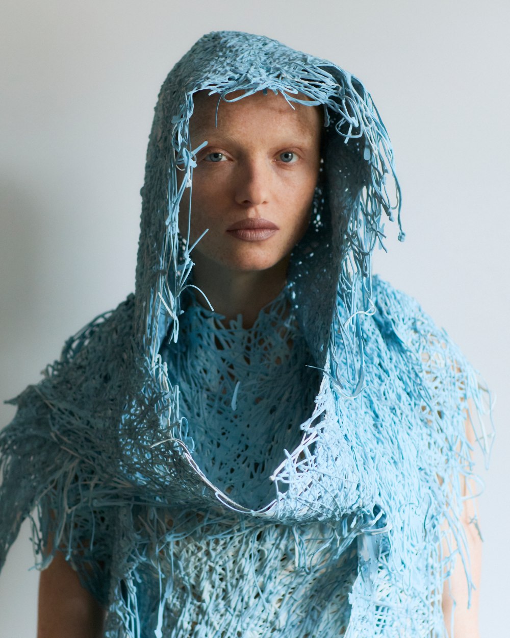 Kasia Kucharska SS27 convierte el engaño en moda con látex