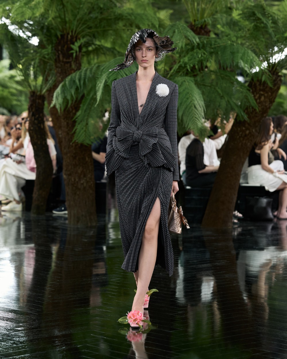Dior explora el puente entre escultura y Alta Costura