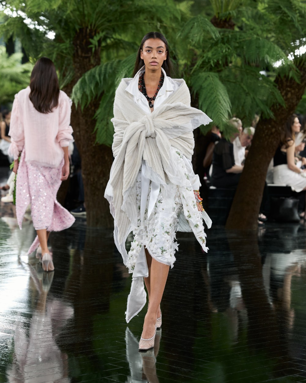Dior explora el puente entre escultura y Alta Costura