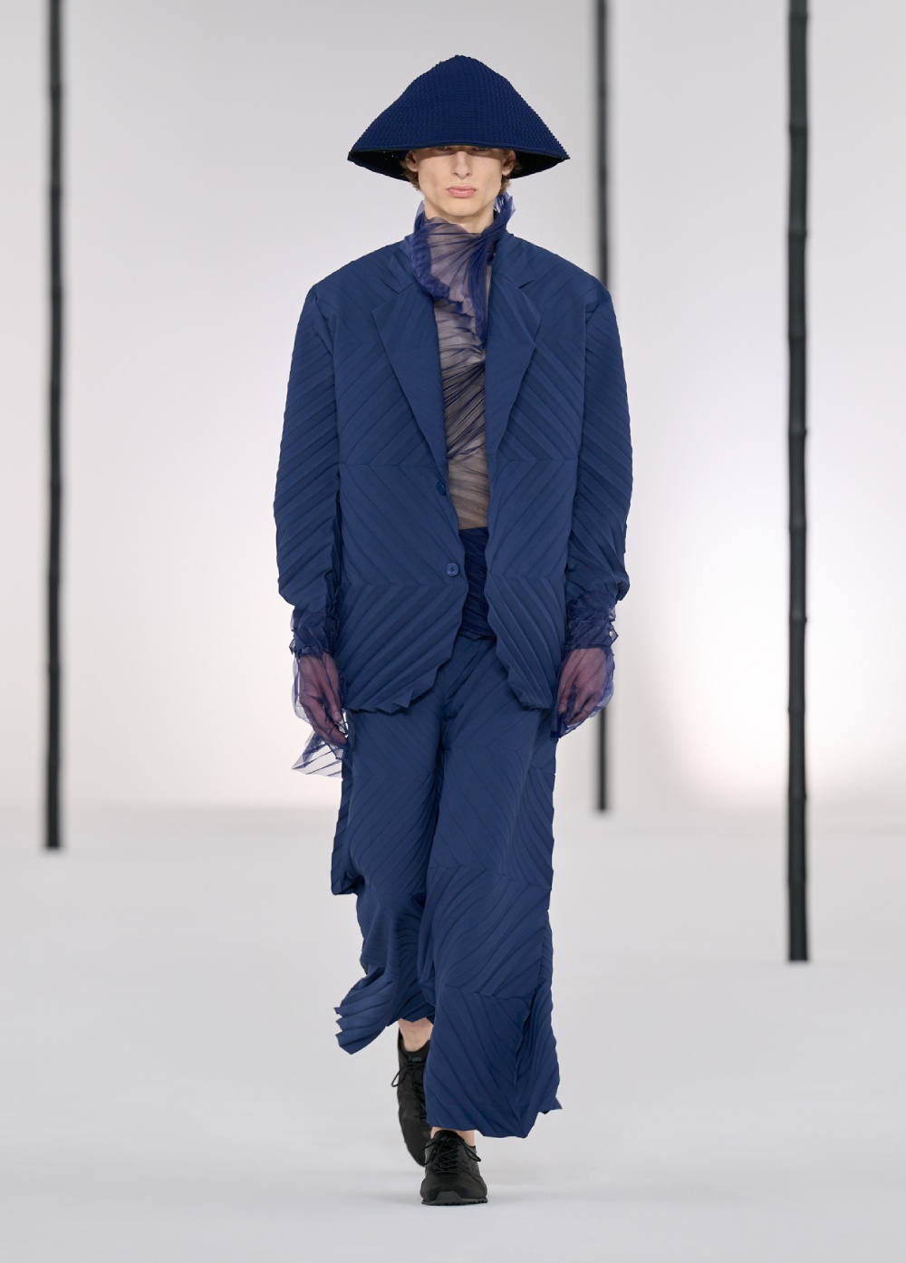 El nuevo armario de Issey Miyake emula un bosque de bambú