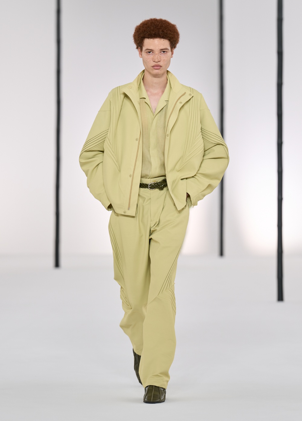 El nuevo armario de Issey Miyake emula un bosque de bambú