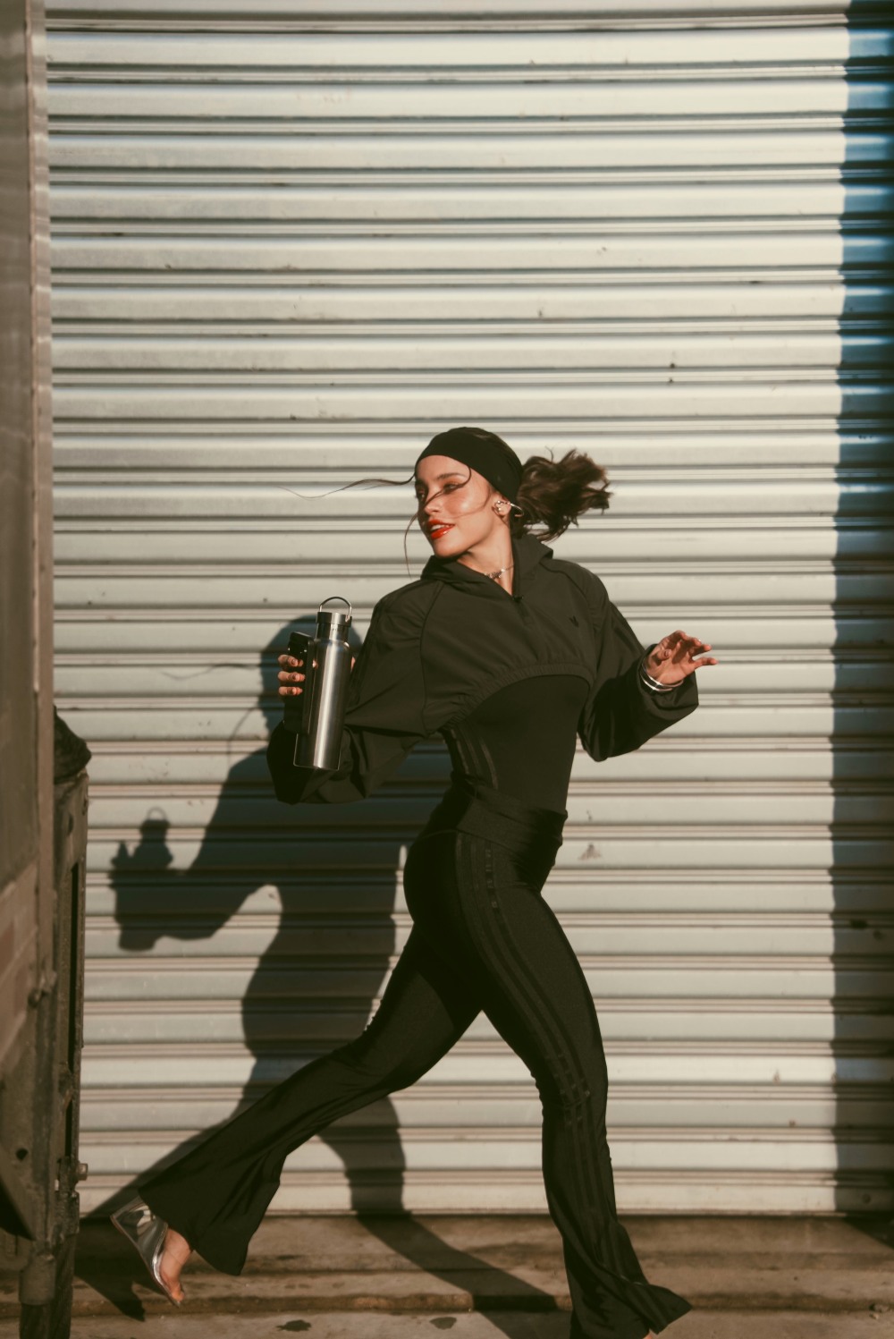 La estética Y2K de Emilia llega a adidas con glam pop