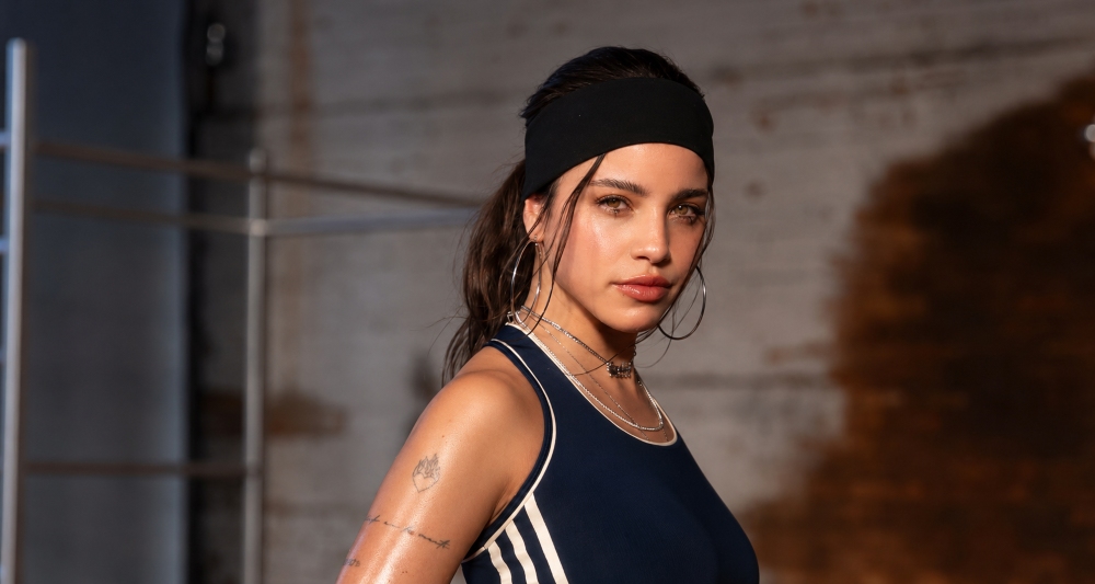 La estética Y2K de Emilia llega a adidas con glam pop