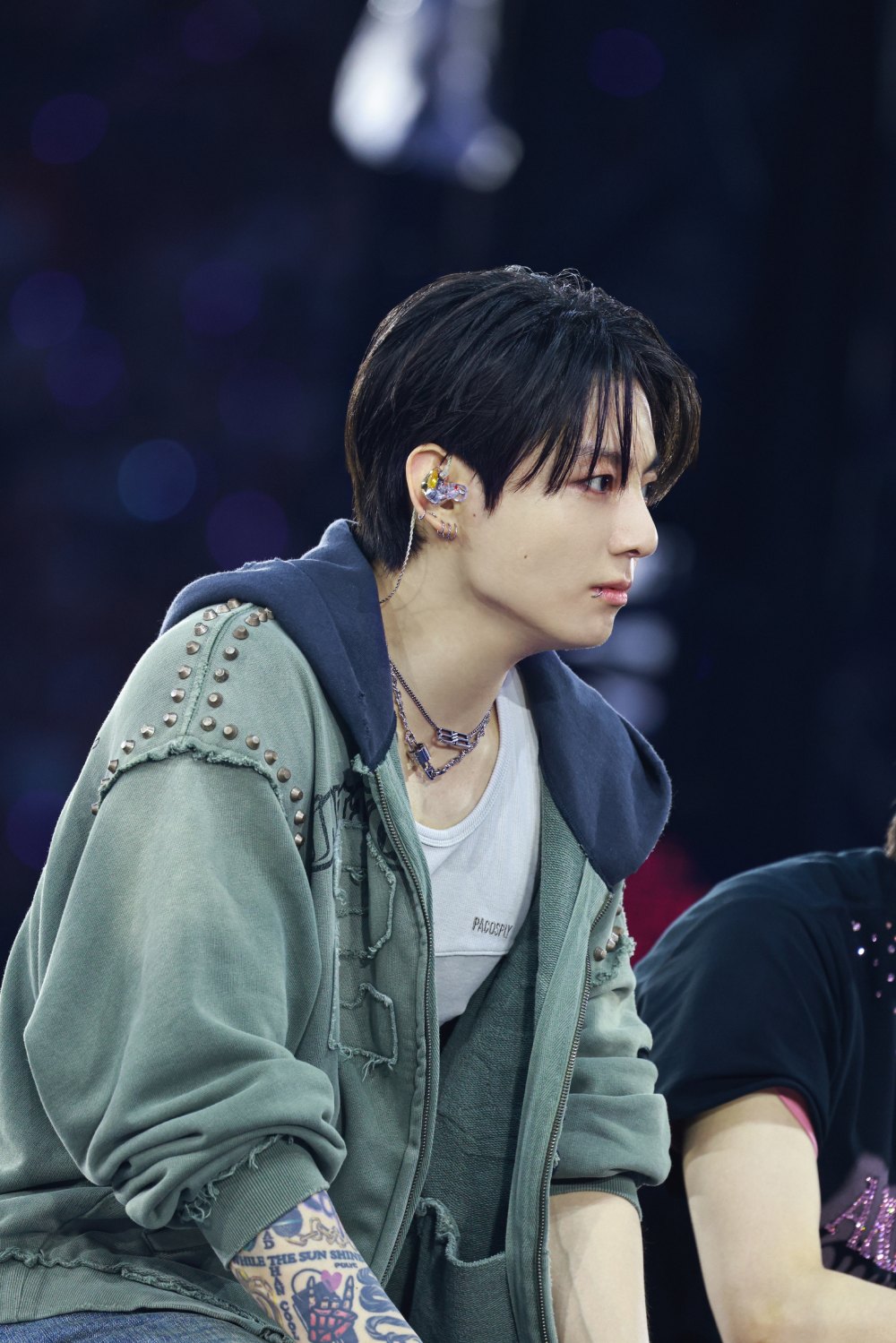 Todos los looks de Jung Kook en París fueron de Balenciaga