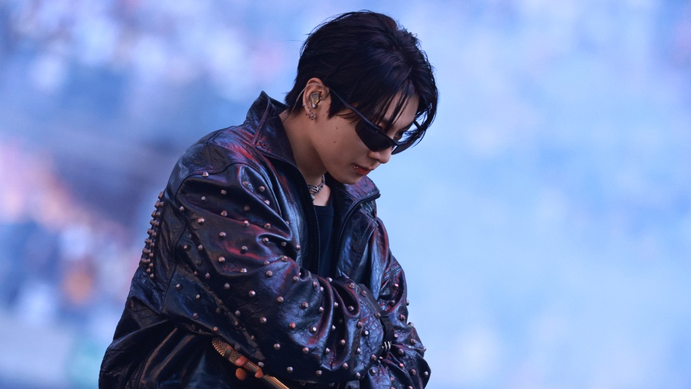 Todos los looks de Jung Kook en París fueron de Balenciaga