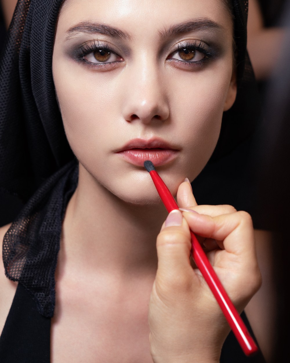 Cuando menos es más: el maquillaje discreto de Armani