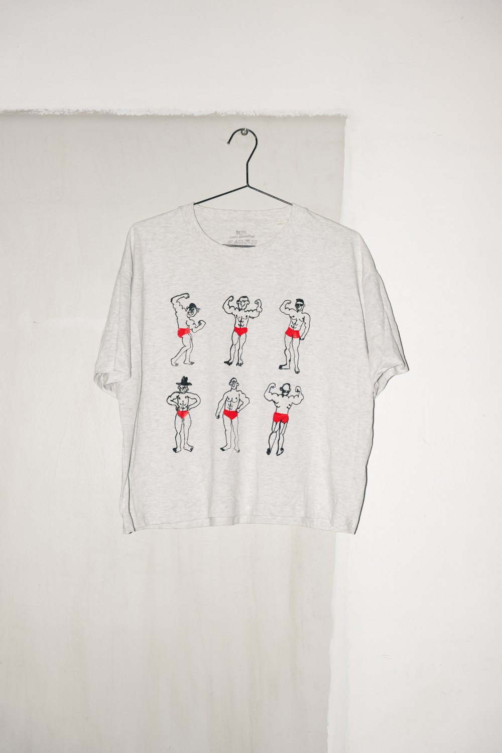 Las camis de Pepo Moreno se burlan de los gymbros