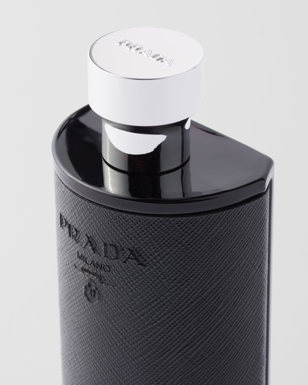 Si quieres oler a limpio este verano, usa el icono de Prada