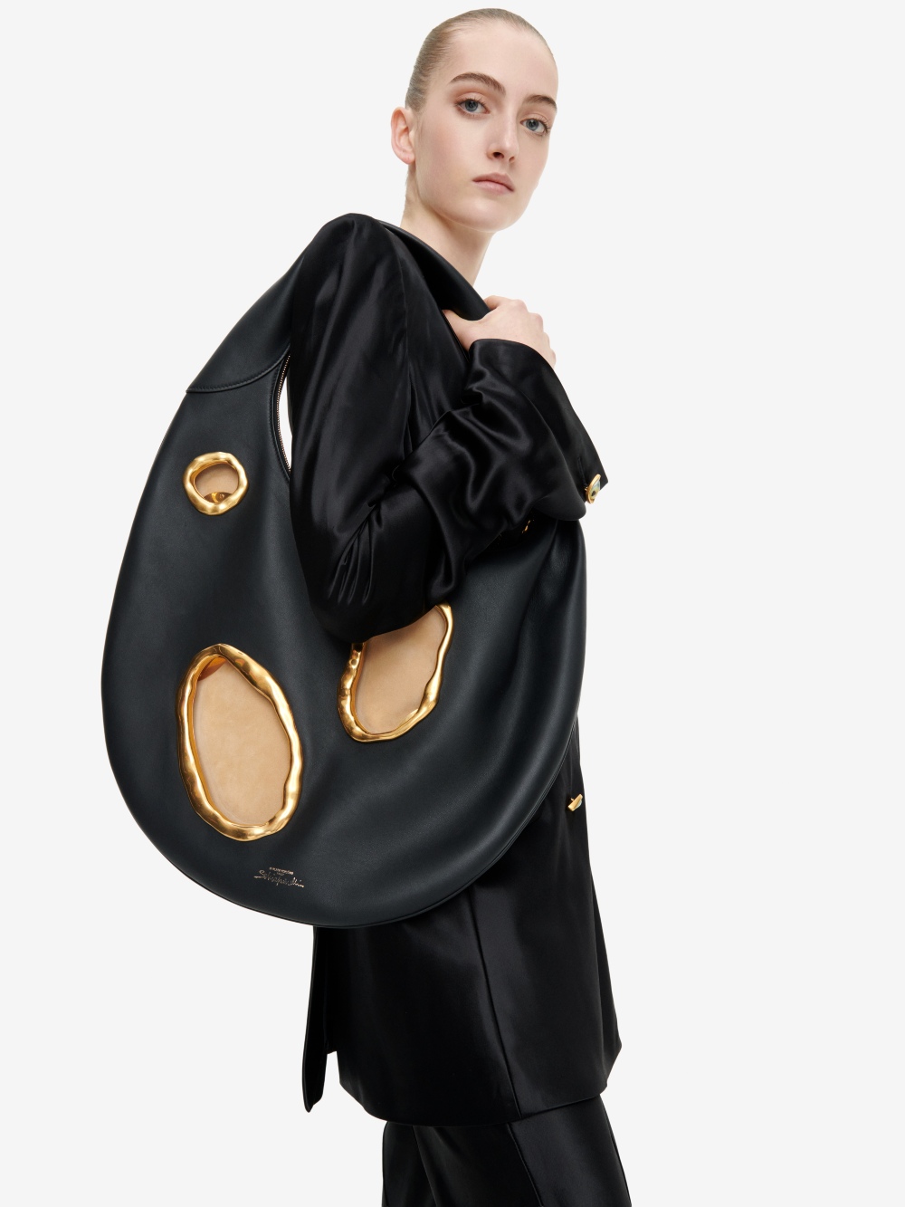 Las aberturas continúan, pero Schiaparelli las reinventa