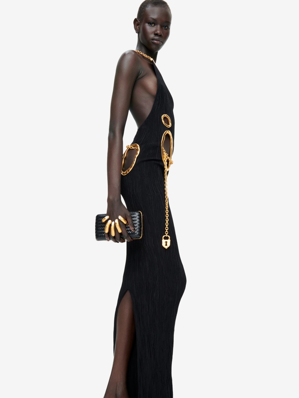 Las aberturas continúan, pero Schiaparelli las reinventa
