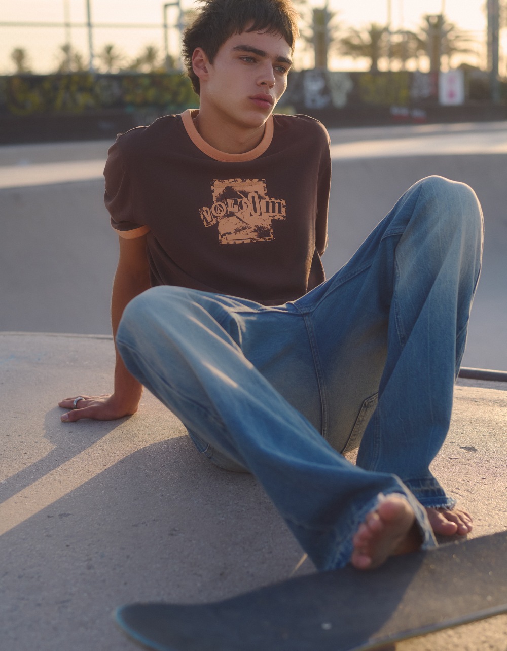 La racha dosmilera y streetwear de Bershka sigue con Volcom