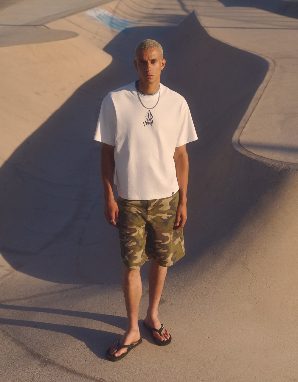 La racha dosmilera y streetwear de Bershka sigue con Volcom