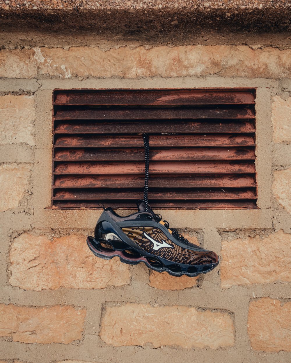 Mizuno celebra su tencología Wave con el pack Burning Dust