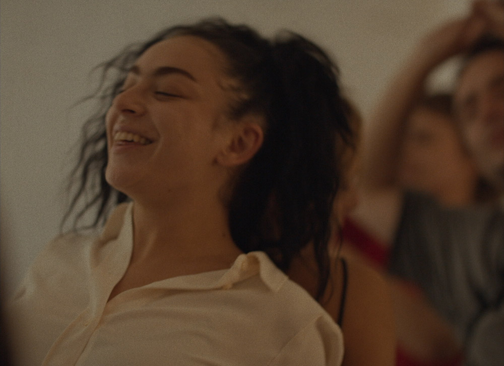 Erupcja: Charli XCX, de estrella del pop a la gran pantalla