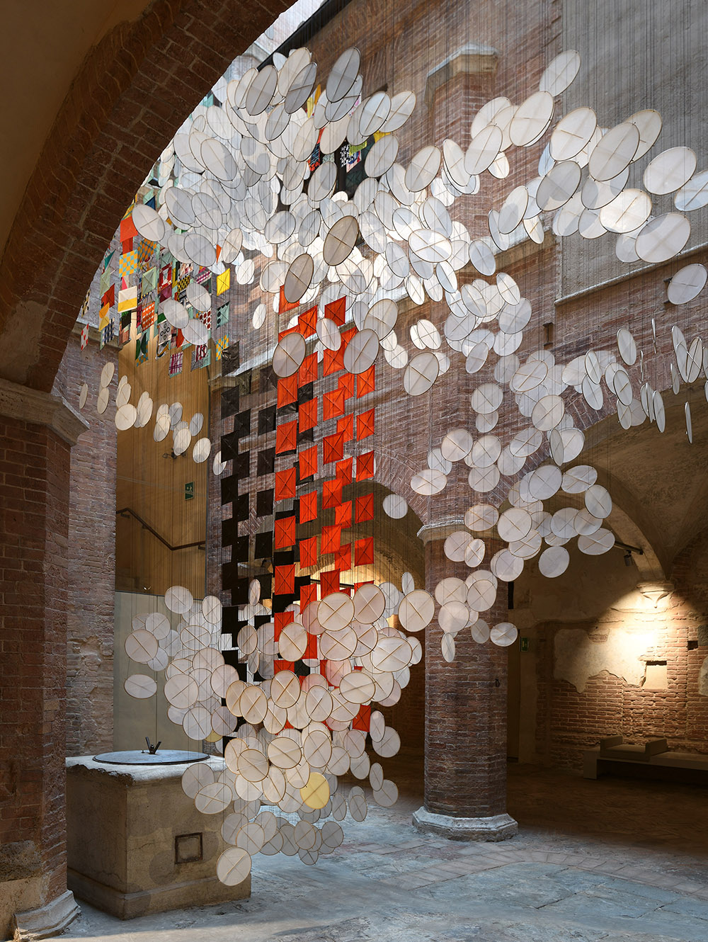 Giant Arc de Jacob Hashimoto en el SFMOMA de San Francisco