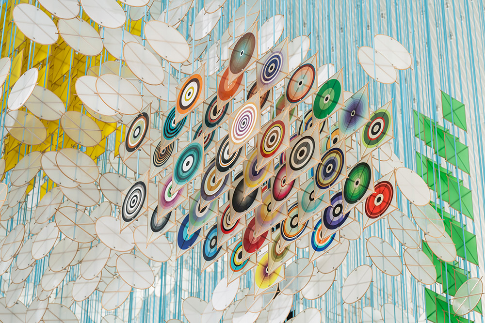 Giant Arc de Jacob Hashimoto en el SFMOMA de San Francisco