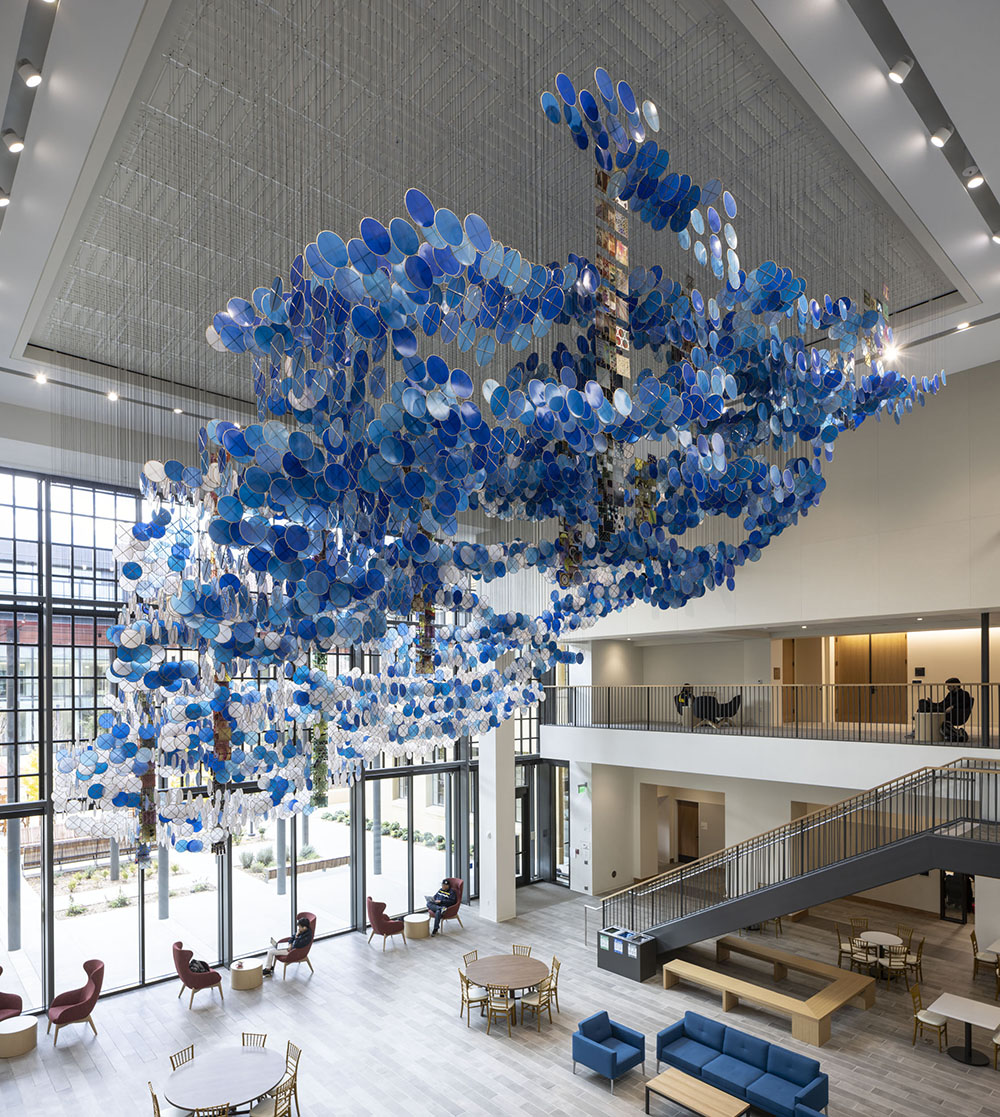 Giant Arc de Jacob Hashimoto en el SFMOMA de San Francisco