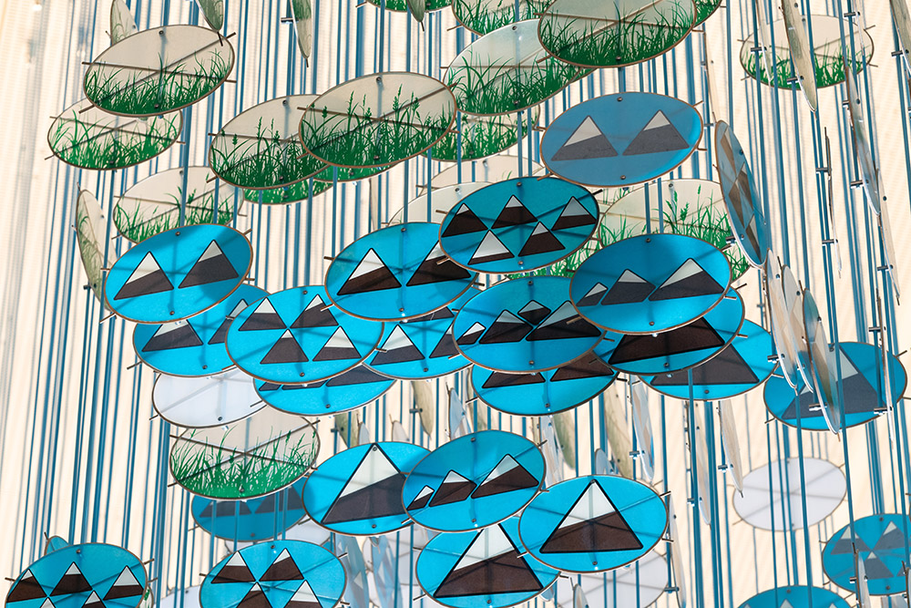 Giant Arc de Jacob Hashimoto en el SFMOMA de San Francisco