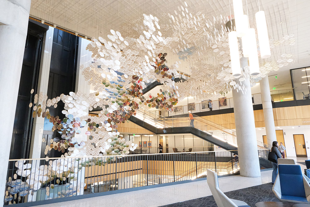Giant Arc de Jacob Hashimoto en el SFMOMA de San Francisco