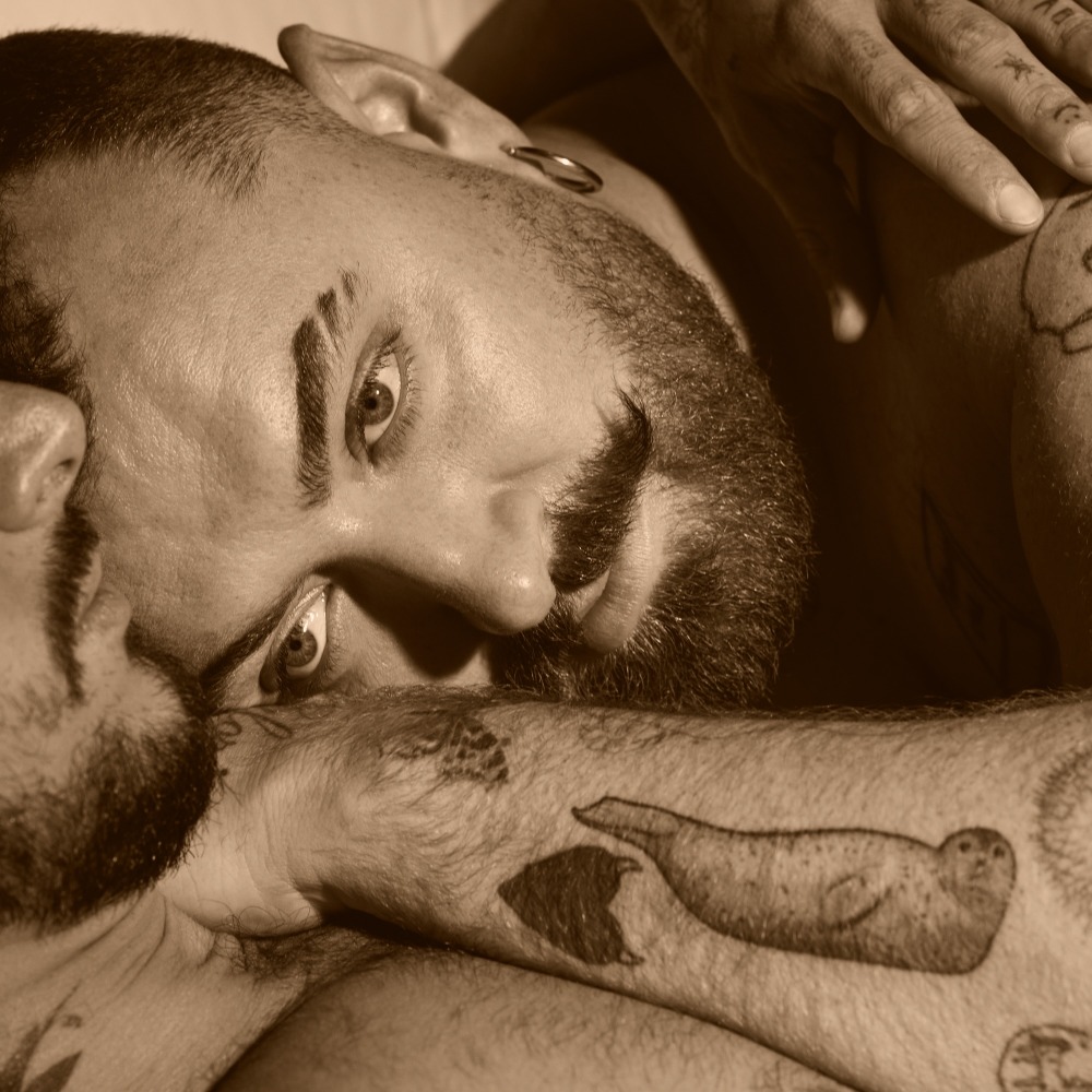 Sam Smith, el artista queer británico, publica Hazel Eyes