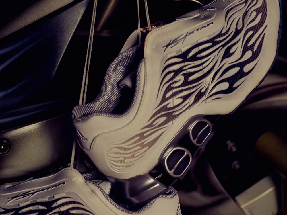 adidas y Hellstar le dan un look Y2K a las Megaride S2