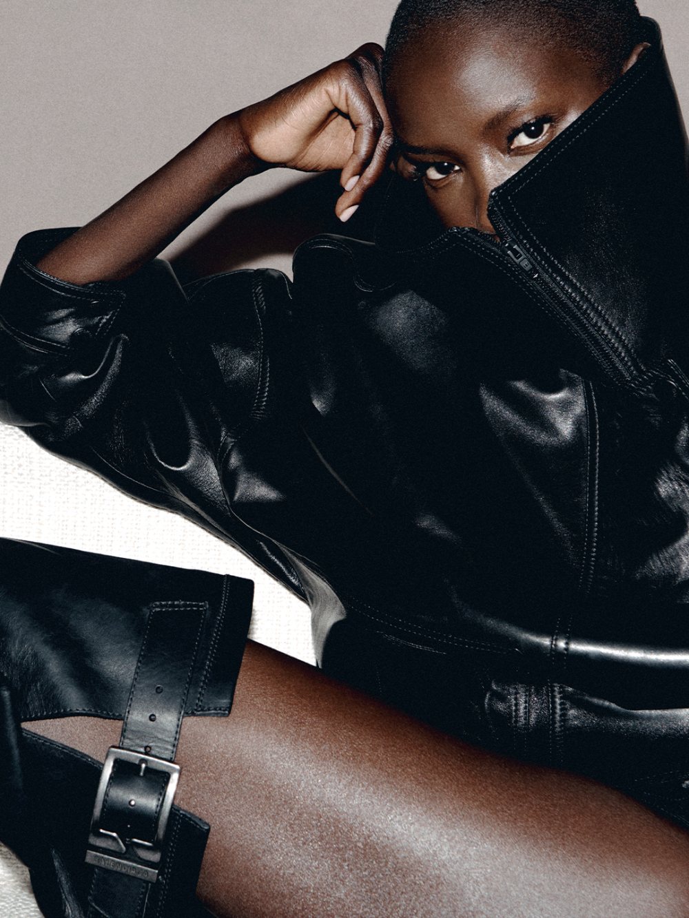 Lo nuevo de Balenciaga se define en contraste radical