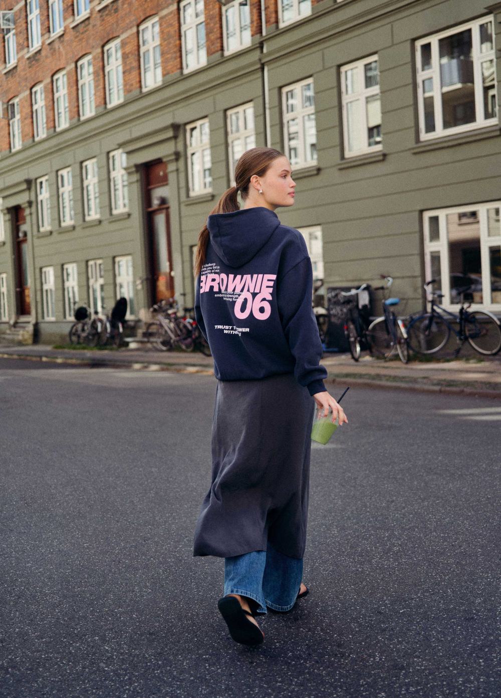 Brownie viaja a Copenhague para crear el look effortless
